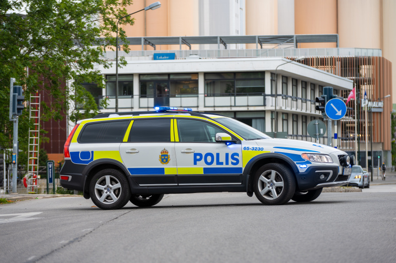 Hotfull person med kniv i Täby C
